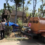 Petugas saat menyuplai bantuan air bersih di Ngawi.