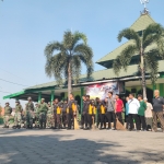 Kegiatan bersih-bersih masjid Roudlotul Jannah, Surodinawan, Kota Mojokerto yang dilakukan Koramil dan Polsek Prajuritkulon