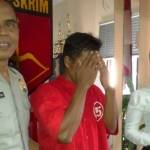 Tersangka Asnan diapit Kasubag Humas dan Kanit PPA. (Rusmiyanto/BangsaOnline.com)