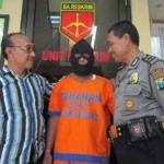 KENA BATUNYA: Hari Mulyanto ditahan di Mapolsek Kota Sidoarjo. foto: catur andy/ BANGSAONLINE