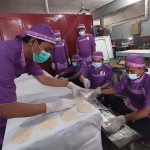 Warga Binaan Lapas Blitar saat memproduksi kerupuk puli yang hasilnya kini diekspor ke Hong Kong.