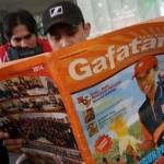 Warga di Jombang saat melihat tabloid Gafatar. foto: antara