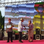 Kepala Bappeda Tuban, Joko Sarwono yang mewakili Bupati Lindra saat memberikan penghargaan kepada pelaku usaha seusai membuka acara Tuban Expo di Alun-alun.