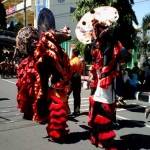 Seniman jaranan dari kelompok lain yang diturunkan Pemkab Trenggalek dalam Arak-arakan Emil-Arifin. foto: herman/ BANGSAONLINE