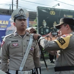 Kapolresta Malang Kota, Kombes Pol Budi Hermanto, saat menyematkan pita ke petugas Operasi Keselamatan Semeru 2023.
