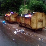 Satu titik penempatan bak kontainer sampah yang belum diangkut ke TPA. foto: yuniardi s/BANGSAONLINE