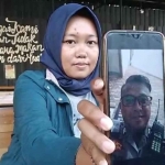 Perempuan di Surabaya saat menunjukkan oknum polisi yang menipunya.