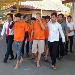 Petugas saat menggiring para tersangka di Mapolres Bangkalan.