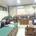 Terdakwa kasus korupsi hibah UMKM Gresik, Malahatul Farda, saat menjalani sidang tuntutan. Foto: Ist