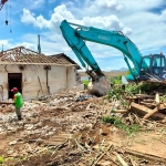 Proses pengosongan rumah terakhir di lahan pembangunan Bandara Kediri berjalan tertib dan kondusif. foto: ist.