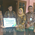 Wali Kota Mojokerto Ika Puspitasari menyerahkan santunan kematian dari BPJS Ketenagakerjaaan secara simbolis.