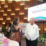 Pj. Wali Kota Kediri Zanariah saat berbincang dengan Menteri PUPR Basuki Hadimuljono, di sebuah acara. Foto: Ist.