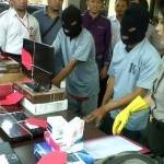 Kapolres Mojokerto Kota Wiji Suwartini gelar penangkapan dua anggota komplotan spesialis pembobol toko laptop, kemarin. Foto:gunadhi/BANGSAONLINE