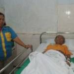 Mbah menik saat dirawat di RSUD, saat ini kondisinya mulai membaik. foto: soewandito/ BANGSAONLINE