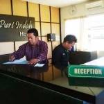 HIKMAH MUKTAMAR - Ali Said sibuk di resepsionis Hotel Puri Indah. (gunadhi/BANGSAONLINE)