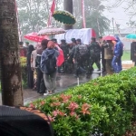Hujan deras mengiringi pemakaman Eddy Rumpoko, Mantan Wali Kota Batu.