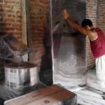 BANTUAN: Alat perajang untuk pembuatan mie dan lem berbahan dasar porang, bantuan dari Kementerian Desa. foto: soewandito/ BANGSAONLINE
