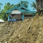 Sebuah rumah yang rawan hanyut akibat longsor. (Arif Kurniawan/BangsaOnline.com)