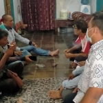 Para aktivis LSM saat mendatangi Direksi Kit PT. Duta Komunikasi di Kecamatan Rembang. 