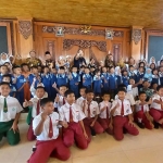 Pj Wali Kota Mojokerto Ali Kuncoro didampingi Plt Kepala Dikbud Ruby Hartoyo foto bersama para pelajar.