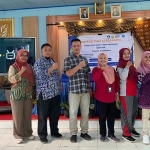 Dari kiri ke kanan, tim dari UPN Program Studi Ekonomi Pembangunan, Noer Aida Triandini, M.Si., M.M., M.Sc., Sandra Ekawijaya, S.E., Riko Setya Wijaya, S.E., M.M., Nadofah, S.E., M.E, dan Guru BK Ocky Fitri Ramlintasari, S.Pd., Siti Nur Zahriyah S.Pd.