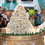 Gubernur Jawa Timur menjadi saksi pemecahan rekor Museum Rekor Indonesia (Muri) yakni 21 Ribu Apem pada acara Megengan Kubro dan Launching Sparkling Ramadhan Tahun  2019. foto: ist 