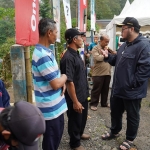 Bupati Kediri Hanindhito Himawan Pramana saat berbicara dengan warga di kawasan Objek Wisata Air Terjun Dholo. Foto: Ist.
