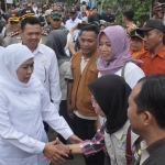 Gubernur Khofifah didampingi Plt. Bupati Pungkasiadi dalam giat kunjungan di Dawarblandong.