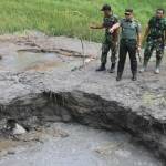 Dandim Bojonegoro saat memantau semburan lumpur di Desa Jari Kecamatan Gondang. foto: ist