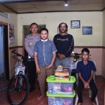 Si kembar Arya Satya Rafly Sukmono dan Nata Rifqi Faiz Sukmono saat menerima hadiah dari Polres Kediri. Foto: Ist