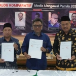 Ketua PWI Kediri, Bambang Iswahyoedhi (tengah) dan Rektor IAIN Kediri, Wahidul Anam (kanan). Foto: Ist