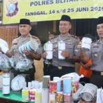 Kapolres Blitar kota AKBP Yossy Runtukahu menunjukkan sejumlah barang bukti saat press release operasi camer semeru 2016. foto: TRI SUSANTO/ BANGSAONLINE