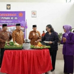 Pj Wali Kota Kediri, Zanariah, saat memotong tumpeng ketika menghadiri tasyakuran HUT ke-65 PEPABRI. Foto: Ist 