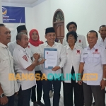 Penyerahan surat rekomendasi dukungan dari Projo Tuban kepada Bacabup - Bacawabup, Riyadi - Wafi Abdul Rosyid di Pilkada Tuban tahun 2024. Foto: Achmad Choirudin/BANGSAONLINE