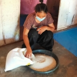 Purwani (40), warga Desa Jadi, Kecamatan Semanding, Kabupaten Tuban menunjukkan bantuan beras  yang diterimanya.