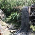 AMBRUK – Jembatan yang ambruk saat tahap pengerjaaan, di Kecamatan Widodaren, Ngawi, kemarin (4/6). Foto: zainal abidin/BANGSAONLINE
