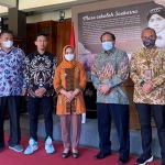Wali Kota Mojokerto, Ika Puspitasari, bersama Bagas Toto Wijaya dan Tim Penilai dari Kemenpora RI.