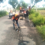 Pemeliharaan jalan di Desa Brambang, Kecamatan Diwek, Jombang.