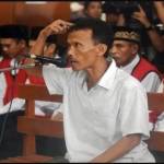 BERI KESAKSIAN: Tosan saat bercerita kronologi pengeroyokan yang dialaminya dalam sidang kasus pembunuhan Salim Kancil, di PN Surabaya, Kamis (25/2). foto okz