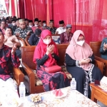 Sekretaris DPC PDIP Gresik Noto Utomo (kiri) bersama Wabup Aminatun Habibah (kanan) saat menghadiri halal bihalal. foto: SYUHUD/BANGSAONLINE