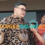 Bupati Kediri, Hanindhito Himawan Pramana, saat memberi keterangan kepada awak media. Foto: MUJI HARJITA/BANGSAONLINE