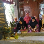 Bupati Mojokerto, Ikfina Fahmawati, saat ziarah ke makam pendahulunya.