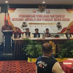 Ketua Bawaslu Bangkalan Ahmad Mustain Saleh saat memberikan sambutan di giat pengawasan pemilih partisipatif bersama jurnalis dan pegiat sosial, Kamis (11/7/2024).
