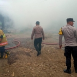 Petugas saat berusaha memadamkan api yang melalap pabrik gula jawa di Ngadiluwih. Foto: Ist.