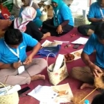 Pembuatan Serabut kelapa menjadi vas bunga dan sandal di kecamatan Desa Gegeh, Kecamatan Kadur Kabupaten Pamekasan.