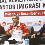 Inspektur Jenderal Kemenkumham RI Razilu (tengah) didampingi oleh Kepala Kantor Imigrasi Malang Ramdhani.