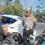 Pengguna sepeda listrik yang ditindak petugas dari Satlantas Polres Bangkalan.