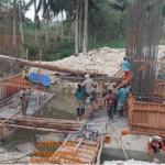 Pembangunan jembatan di pesisir selatan Kabupaten Blitar.