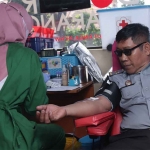 Petugas dari PMI Kota Kediri saat mengambil darah salah satu peserta donor darah. Foto: Ist