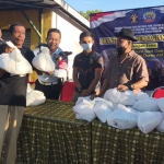 Kalapas Kelas IIA Pamekasan saat membagikan 200 paket sembako di depan halaman perumahan dinas lapas Jalan Kabupaten.